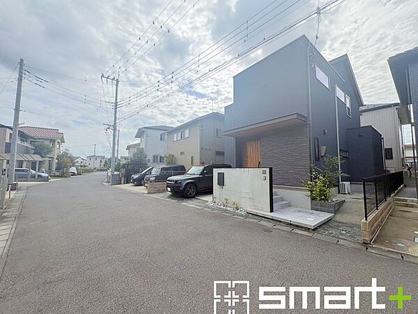 ～閑静な住宅街の立地～ ・周辺は閑静な住宅街となっておりますので、静かな暮らしをご実現いただけます。 ・前面道路の交通量も多くないので、小さなお子様がいるご家庭でもご安心ですね。