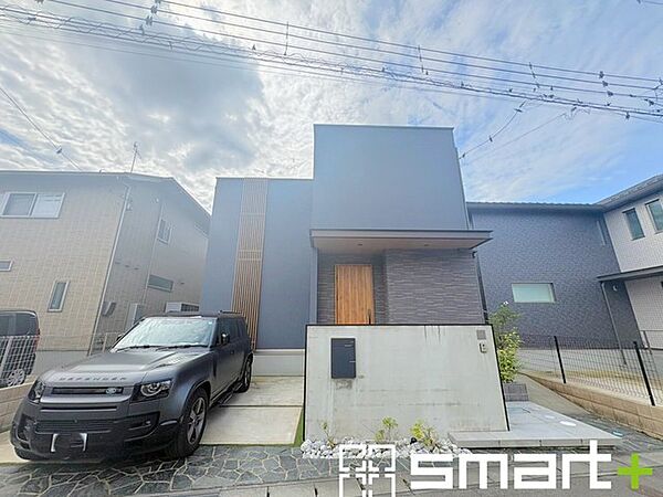 ～シックな色彩の外観を採用～ ・外壁に濃い色を採用する事でモダンな印象のシックな外観となっております。 ・高級感も出るので毎日家に帰るのが誇らしくなります。ぜひ現地でご確認くださいませ。