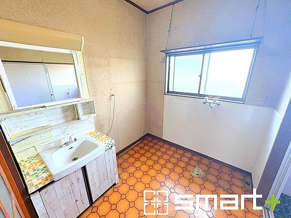 ～洗面所～ 窓からの自然光が心地よく差し込む空間となっております。 お好みに合わせて設備の交換もご相談いただけます