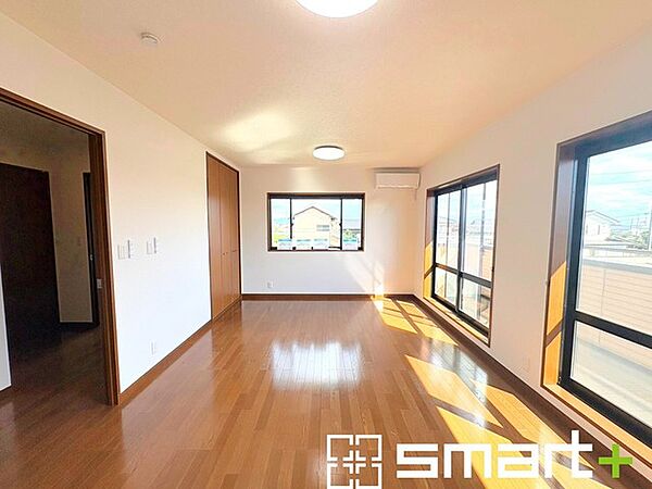 ～2面採光の明るいお部屋～ ・洋室は2面採光とする事で穏やかな陽の入る明るい空間となっております。 ・くつろぎのプライベート時間を明るい空間で穏やかにお過ごしいただけます。