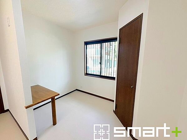 ～廊下～ 落ち着いた木目の建具がアクセントになる空間です。窓から外の風景を取り込み、すっきりとシンプルなインテリアで心地よい時間を過ごすことができます