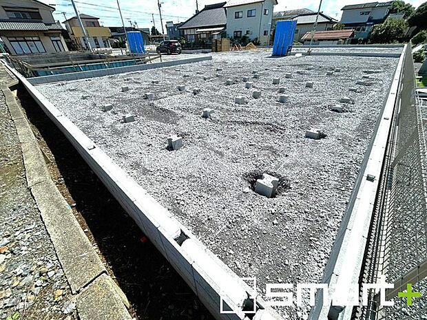 ~閑静な住宅街の立地~ ・周辺は閑静な住宅街となっておりますので、静かな暮らしをご実現いただけます。 ・前面道路の交通量も多くないので、小さなお子様がいるご家庭でもご安心ですね。
