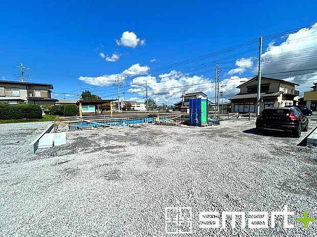 ~閑静な住宅街の立地~ ・周辺は閑静な住宅街となっておりますので、静かな暮らしをご実現いただけます。 ・前面道路の交通量も多くないので、小さなお子様がいるご家庭でもご安心ですね。