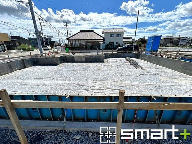 ~ベタ基礎でしっかりとした土台~ ・コンクリートの中に鉄筋を配し強度を高めた「ベタ基礎」を採用。 ・しっかりとした土台を造ったうえで、その上に建物が築造されていきます。
