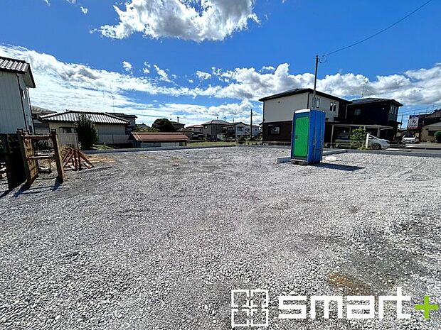 ~閑静な住宅街の立地~ ・周辺は閑静な住宅街となっておりますので、静かな暮らしをご実現いただけます。 ・前面道路の交通量も多くないので、小さなお子様がいるご家庭でもご安心ですね。