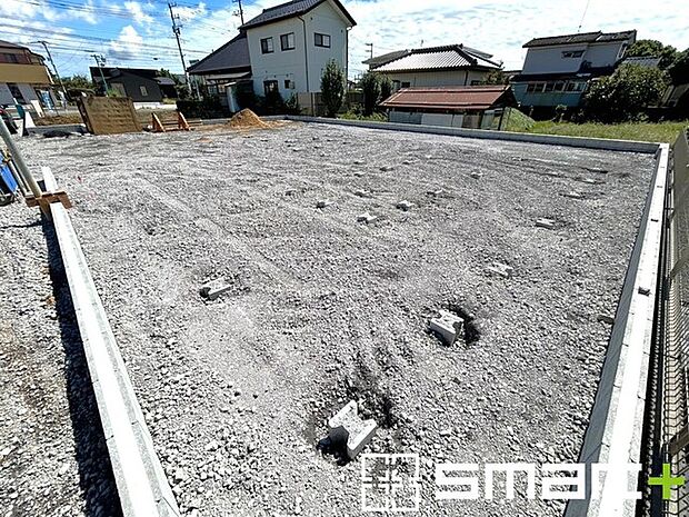 ~ベタ基礎でしっかりとした土台~ ・コンクリートの中に鉄筋を配し強度を高めた「ベタ基礎」を採用。 ・しっかりとした土台を造ったうえで、その上に建物が築造されていきます。