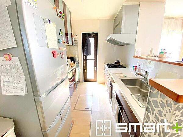 ～使い勝手の良いシステムキッチン～・料理がしやすい設計のキッチンでお料理もはかどりますね。・もちろんキッチン下部は収納になっておりますので、フライパンなども収納可能です。