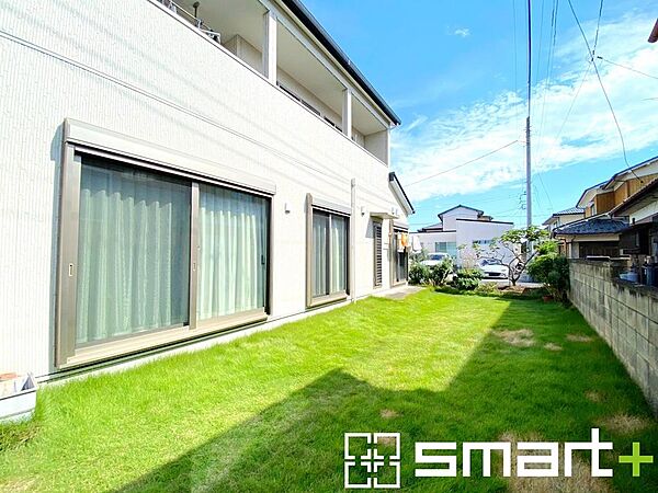 ～広々したお庭のある邸宅～・余裕の敷地には広いお庭もご用意。・ガーデニングや安らぎの空間として、倉庫を置いたりと様々な活用が可能です。・人工芝の敷設などもお気軽にご相談くださいませ。