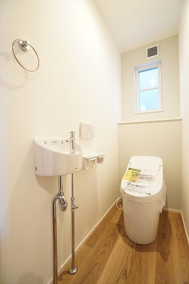 1階トイレ。見た目スッキリ、節水効果のあるタンクレストイレを採用しています。