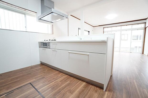 白を基調とした清潔感のあるキッチン。収納スペースもたくさんあります。