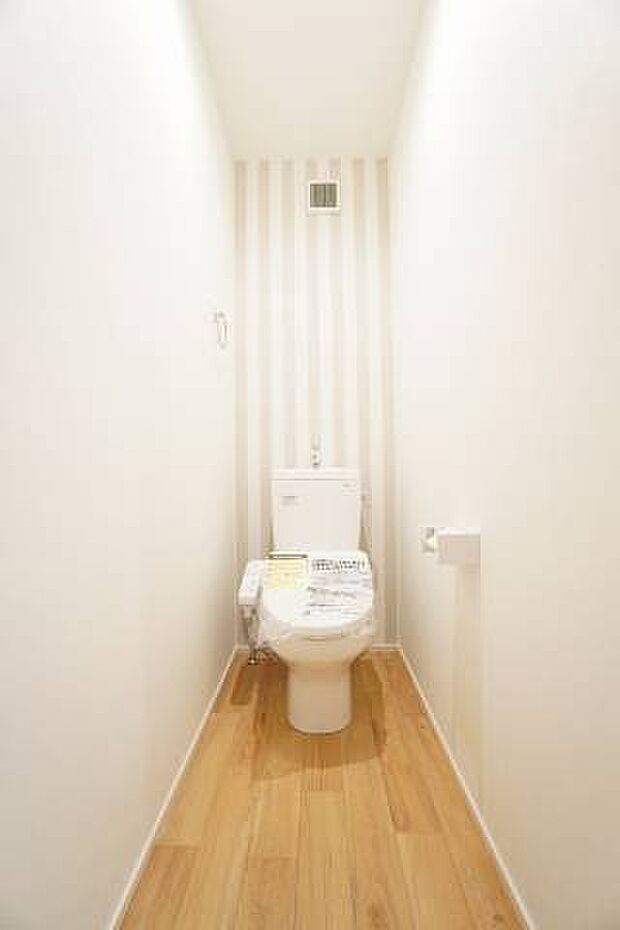 2階にもトイレ設置！※類似物件の参考画像です。内装の色が異なります。
