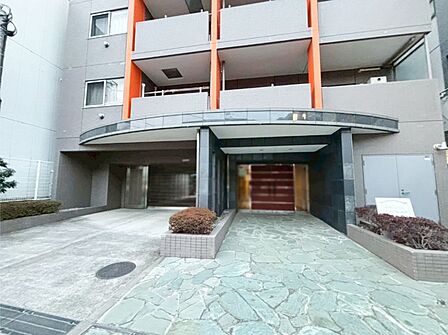 落ち着いた雰囲気のエントランス