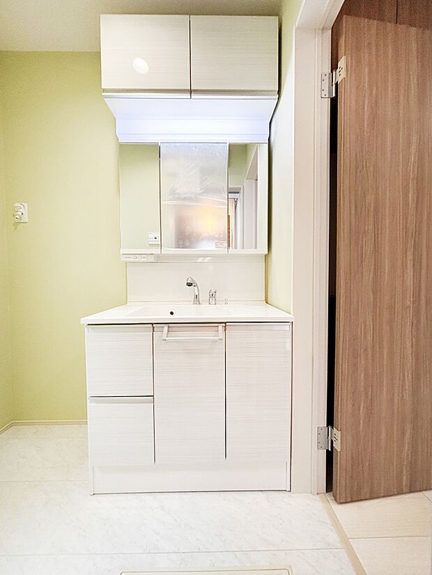 スタイリングに便利な三面鏡、ミラーキャビネットで細かい物スッキリ