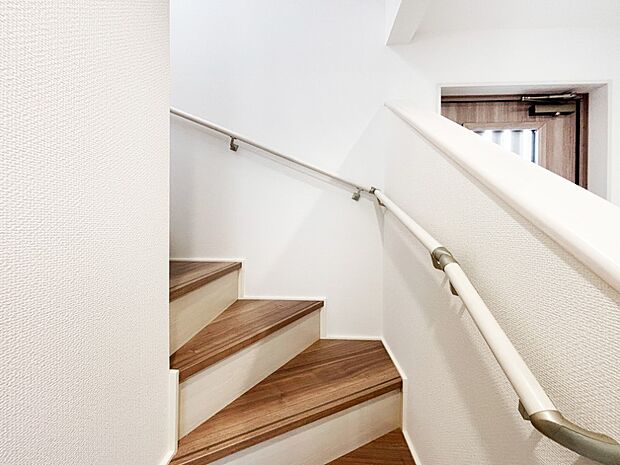 安全性を考慮し階段には手すりを設置しています
