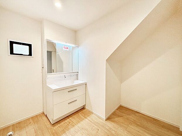 ゆとりの洗面スペースで朝の身支度もラクラク