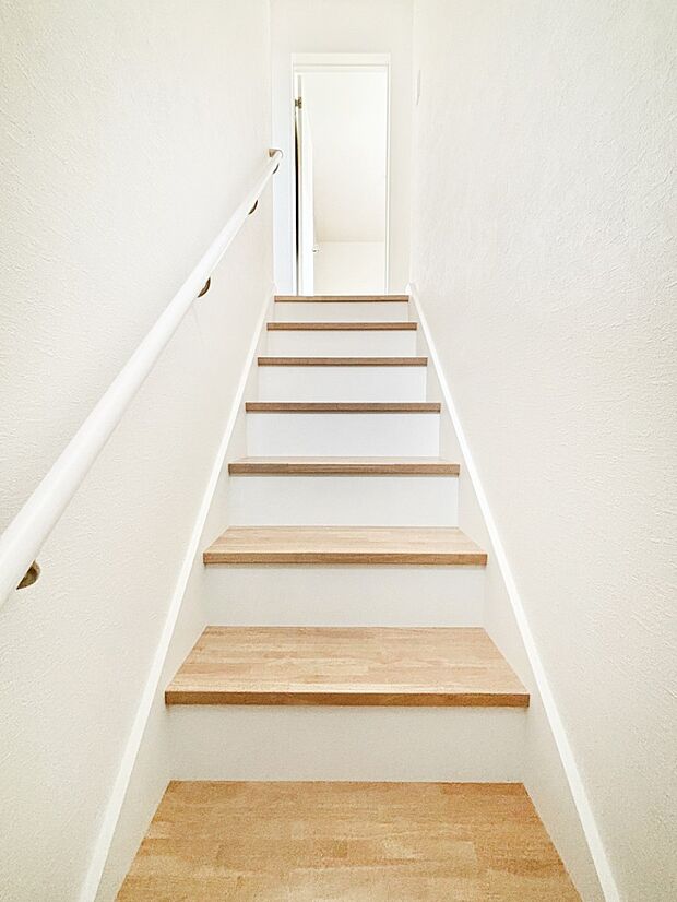 階段には手すりがあり、小さなお子様やお年寄りの方にも安心です。