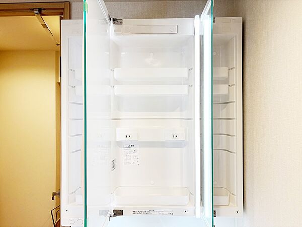 三面鏡の裏に、化粧品や衛生用品などを収納可能。洗面台をすっきりと保ちます！