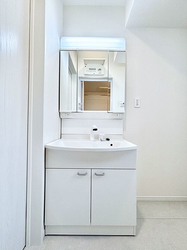 大きく見やすい三面鏡で清潔感ある洗面台は、身だしなみチェックや肌のお手入れにおすすめです。