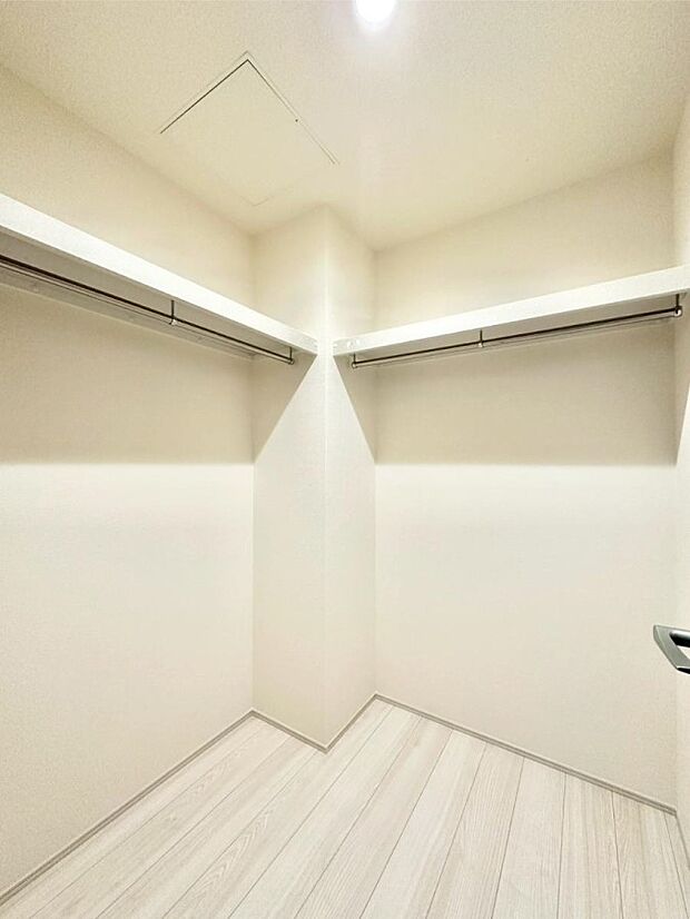 家族みんなの共有物を収納するのに便利なファミリークローク