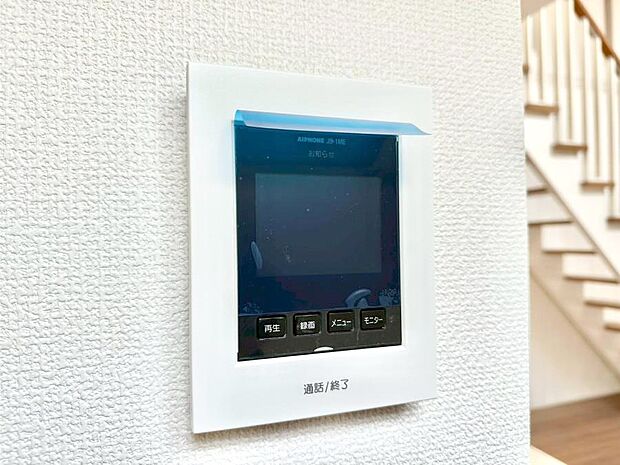 訪問者が一目でわかる安心のTVモニター付きインターホン。