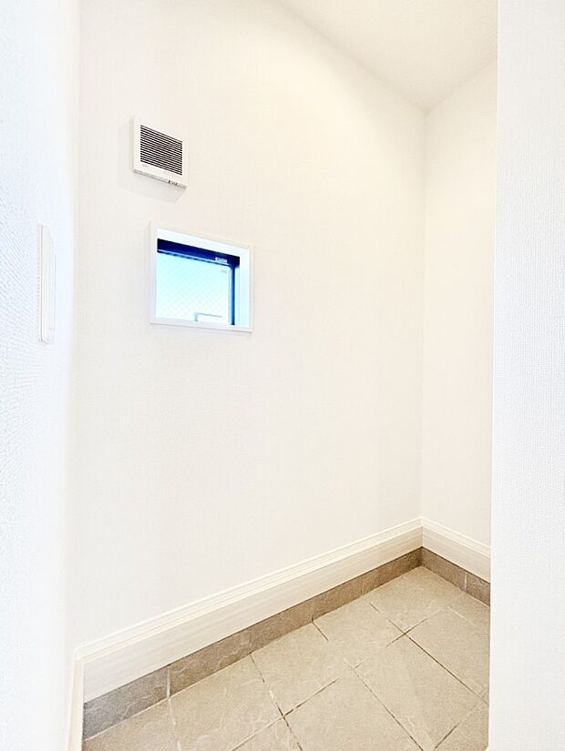 ベビーカーやアウトドア用品もスッキリ収納できるSIC付きです。