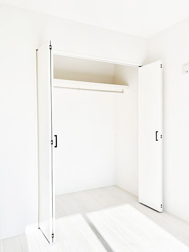 毎日着る衣類や荷物などの収納に便利なクローゼット付きです。