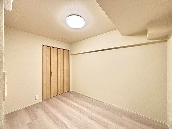 お子さまのお部屋としても！衣類の整理整頓に便利なクローゼット付きの洋室。