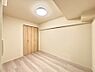 子供部屋：お子さまのお部屋としても！衣類の整理整頓に便利なクローゼット付きの洋室。