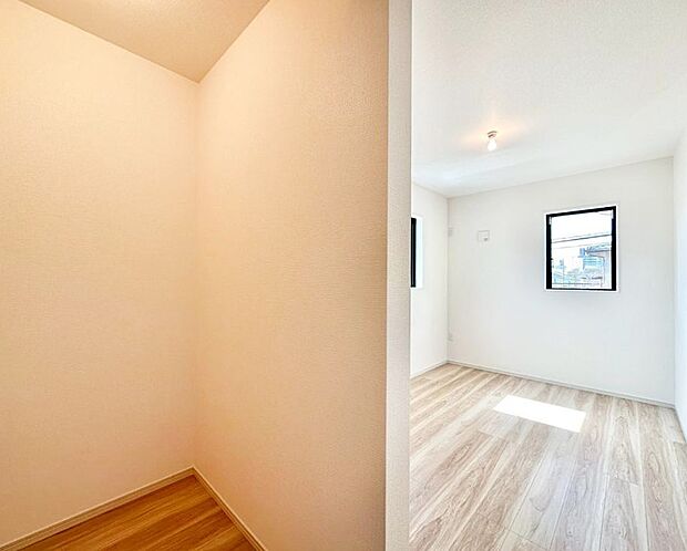 ウォークインクローゼットがあるお部屋。季節ごとの入れ替えも不要で便利です!