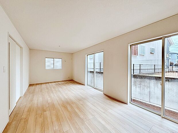 大きな窓からたっぷりの陽光と風を感じられるリビング