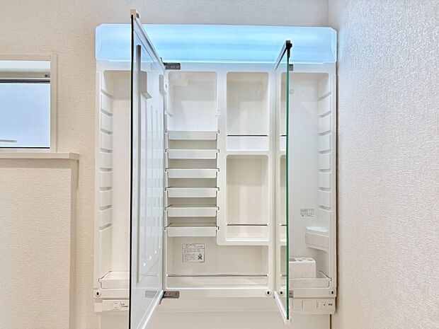 三面鏡の裏に、化粧品や衛生用品などを収納可能。洗面台をすっきりと保ちます!