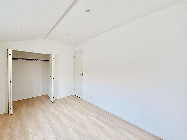 洋室のクローゼット。奥行きがあるので厚手の衣類もすっきり収まります。