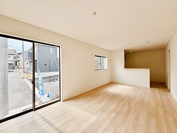 明るい陽光が注ぎ、寛ぎの雰囲気に満たされるリビング・ダイニング。