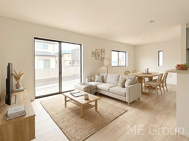 ご家族の賑やかな話し声で包まれる明るいリビング ※家具はCGです