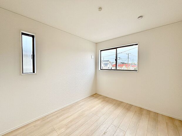 2面採光で気持ちよく自然光が取り入れられるのでお子様のお部屋にもピッタリ