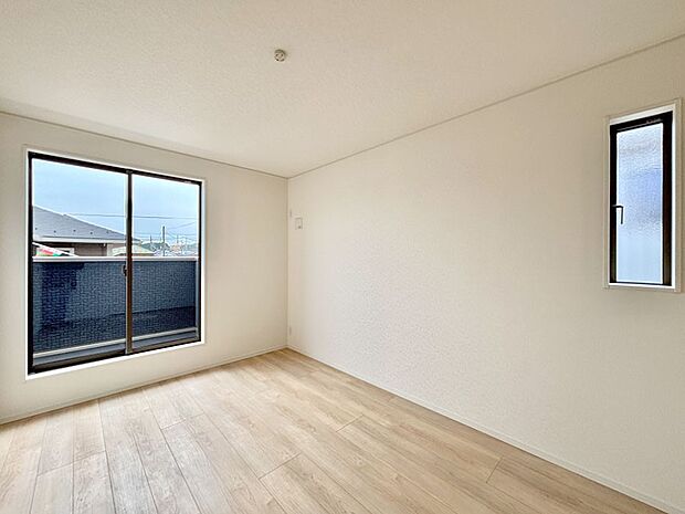 明るいバルコニーサイドに洋室を設置。目覚めの良い寝室に。