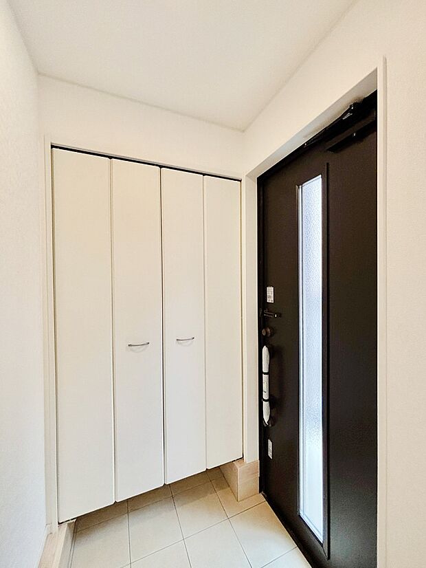 ガラススリットの入った玄関ドアが室内に光を届けてくれます