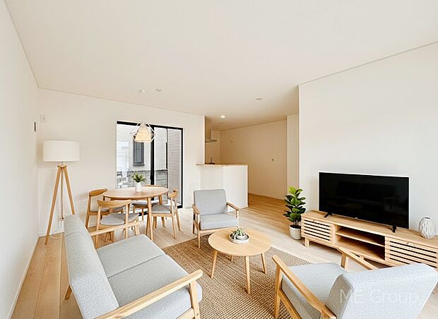 ご家族の賑やかな話し声で包まれる明るいリビング ※家具はCGです