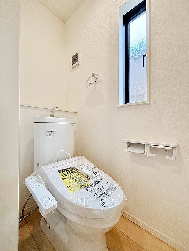 明るく清潔感のあるトイレです。