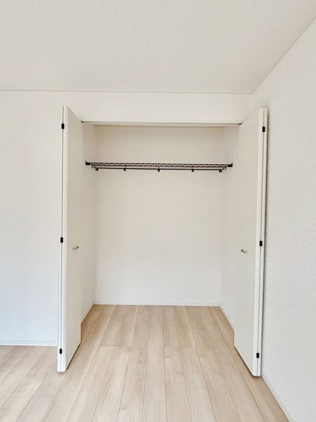 洋室のクローゼット。奥行きがあるので厚手の衣類もすっきり収まります。