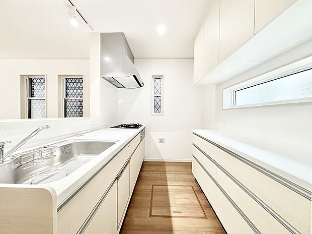 キッチンとお揃いのカップボード。全体に統一感ある仕上がりになっています。