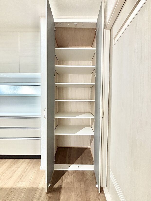 キッチン収納。食材のストックはもちろん、日用品の収納など使い方はいろいろ!