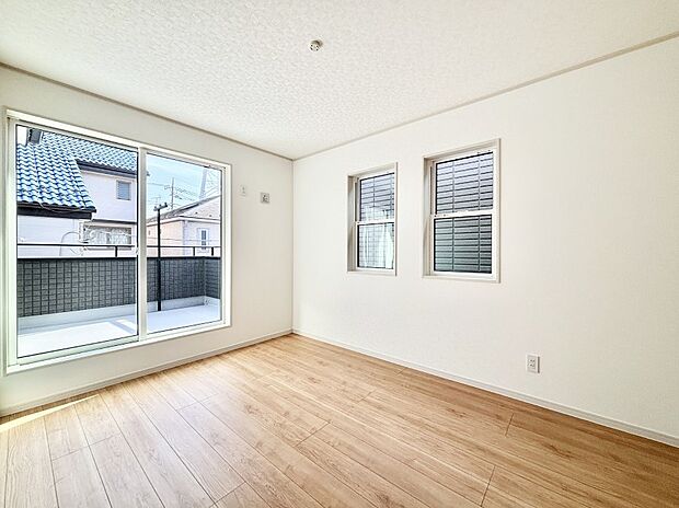 バルコニーが開放感をプラスしてくれる洋室