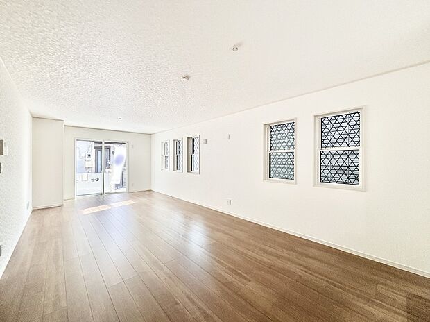 大きな窓からたっぷりの陽光と風を感じられる広々20.9帖のリビング。