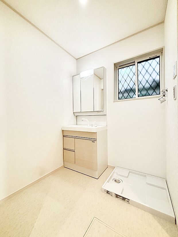 小窓がついているので湿気の多い場所でも換気が十分行えます。毎日の身支度を気持ち良く!