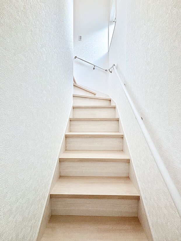 安全性を考慮し階段には手すりを設置しています