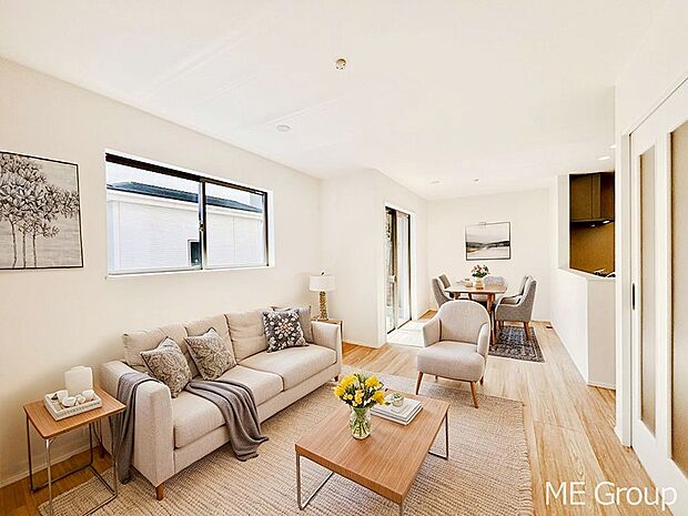 ご家族の賑やかな話し声で包まれる明るいリビング ※家具はCGです