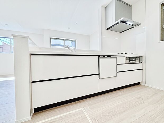 爽やかな風が通り抜けるキッチン。窓があるので明るく換気にも役立ちます。