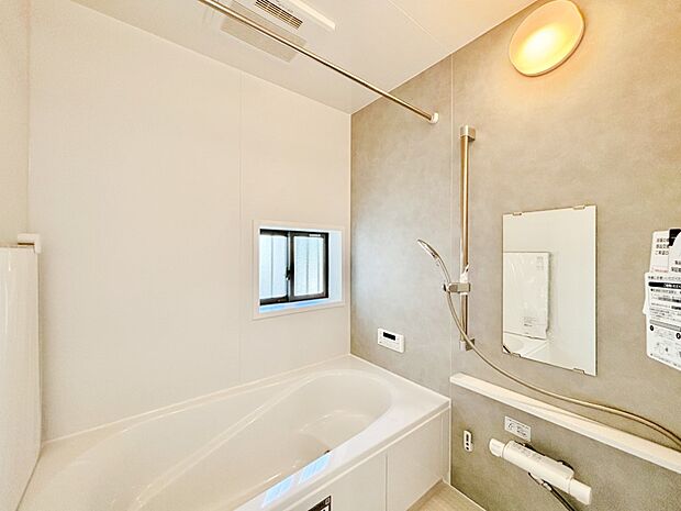 落ち着いた雰囲気でゆっくりお寛ぎいただけるバスルーム　