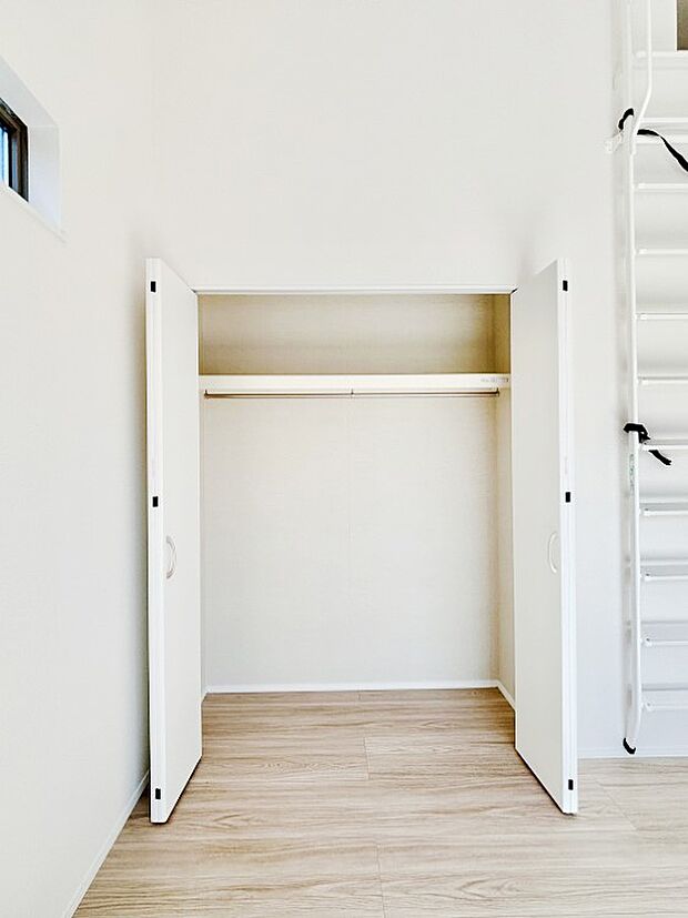 洋室のクローゼット。奥行きがあるので厚手の衣類もすっきり収まります。